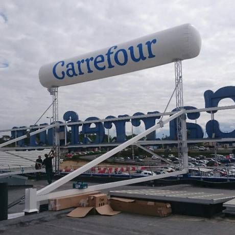 POS/POP Inflatables als Point-of-Sale-Material Aufblasbares Logo Carrefour auf dem Dach eines Carrefour-Supermarkts mit Innenbeleuchtung als permanente Sichtbarkeit X-Treme Creations