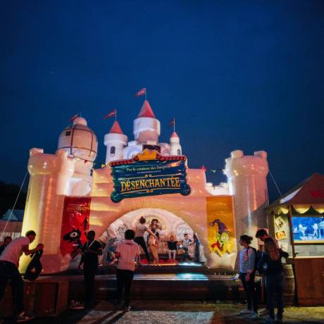 Festivals Bühnendekoration für Festivals Hüpfburg für Erwachsene in Form einer Burg aus der Comicserie Disenchantment, die in die 5. Staffel startet, entworfen von Matt Groening auf Netflix, entwickelt von der französischen Agentur MNSTR und installiert beim Festival Rock en Seine X-Treme Creations