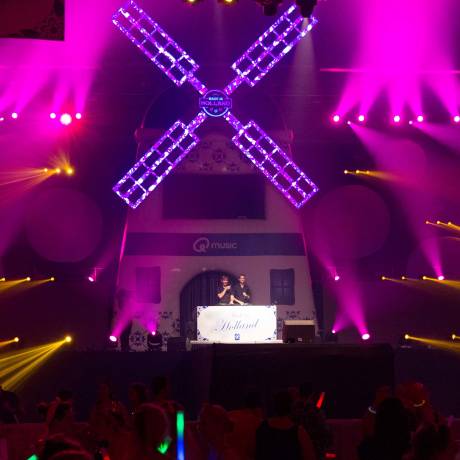 Events Attirer l'attention lors d'un évènement moulin à vent gonflable de 12 mètres de haut sur scène en combinaison avec des écrans LED lors de la Q Music Foute Party aux Pays-Bas X-Treme Creations