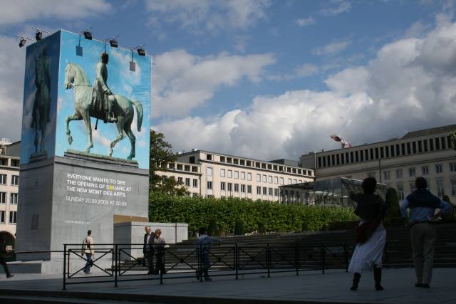 Large format print 2D custom made frame with creative full quadri printed frontlit on 4 sides around the statue of King Albert 1 at Kunstberg in Brussel X-Treme Creations