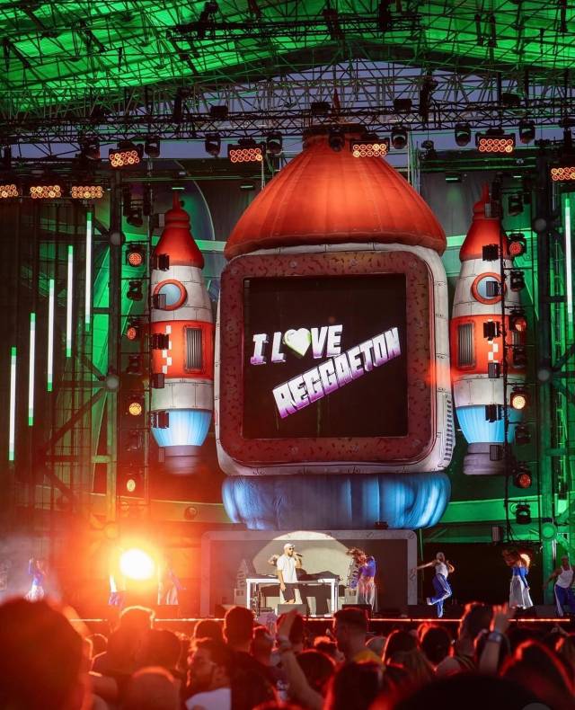 Riesige aufblasbare Strukturen Aufblasbare Raketen, die einen 25 m² großen LED-Bildschirm auf der Hauptbühne des Tournee-Festivals „I Love The Nineties“ in Spanien und Lateinamerika in Szene setzen X-Treme Creations