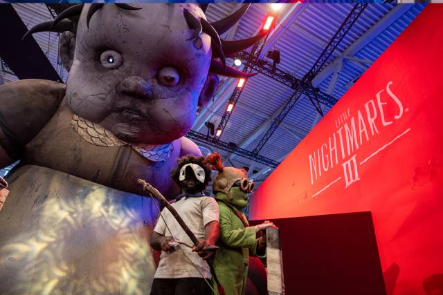 Messen Riesiges aufblasbares Baby für die Einführung von Little Nightmares 3 von Bandai Namco, das während der Gamescom-Show in Köln den Best Booth Award gewann X-Treme Creations