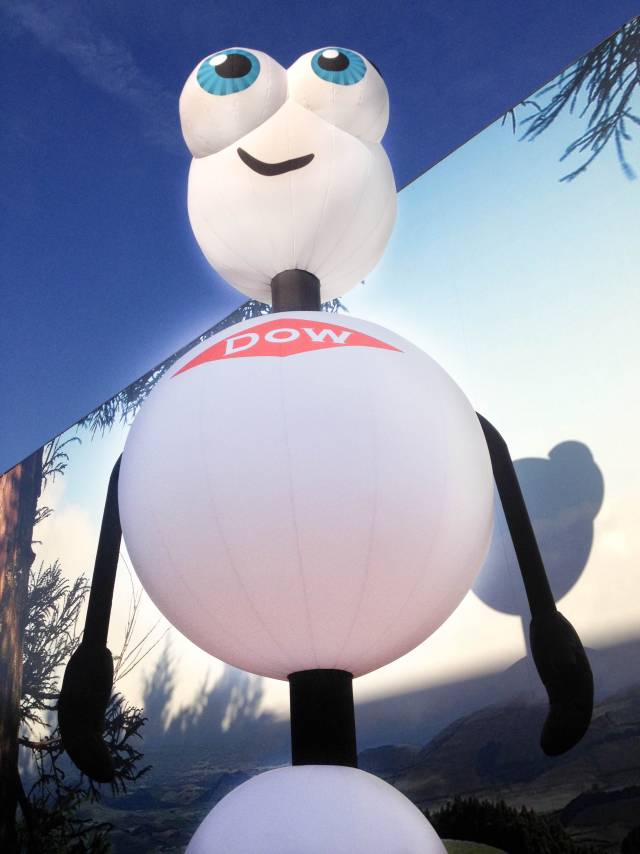 Bedrijfsidentiteit opblaasbaar character Dowi voor corporate branding Dow Chemicals, inflatable character Dowi met permanente blower X-Treme Creations
