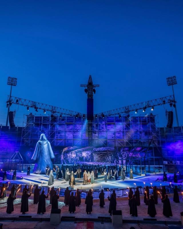 Events Trek de aandacht op een event Een met airbrush beschilderde, opblaasbare geest van 8 meter hoog verschijnt op het podium van de theaterproductie De Bokkenrijders in het stadion De Geusel in Maastricht X-Treme Creations