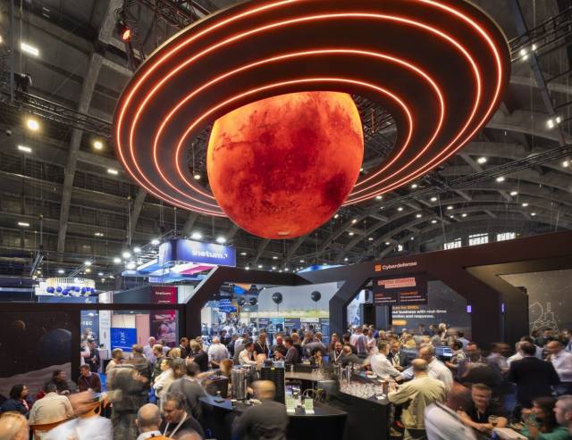 Ferias  Objetos hinchables y todo tipo de impresión como material de exposición Planeta Marte hinchable de 3 metros de diámetro con iluminación interior, suspendido sobre el stand de Ciberseguridad de Bélgica X-Treme Creations