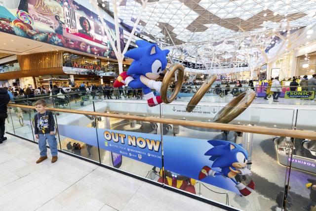POS/POP Inflatables als Point-of-Sale-Material Aufblasbarer dynamischer Sonic-Charakter, der in einem Sega-Videospiel im Einkaufszentrum Westfield Ariel für die Londoner Filiale von Havas Play goldene Ringe jagt X-Treme Creations