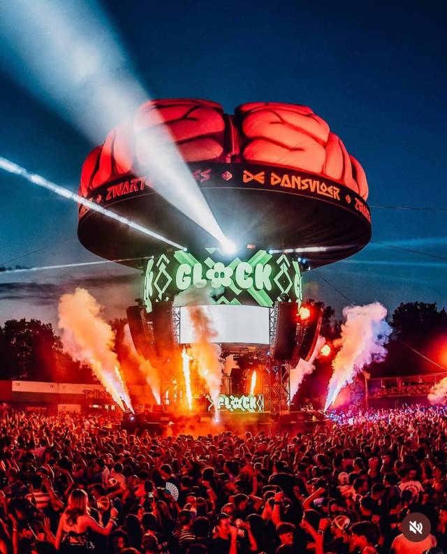 Festivals Inflatable decoratie voor een onvergetelijk festival Opblaasbare 3D-hersenen met een diameter van 18 meter boven op het nieuwe hoofdpodium 'De Dansvloer' tijdens het Black Cross-festival in Noord-Nederland X-Treme Creations