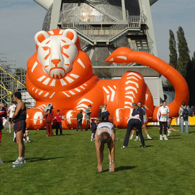Giant inflatable logo’s opblaasbare liggende leeuw voor ING Bank België  aan de voet van het Atomium, een monument gebouwd voor de wereldexpo in 1958, inflatable logo X-Treme Creations