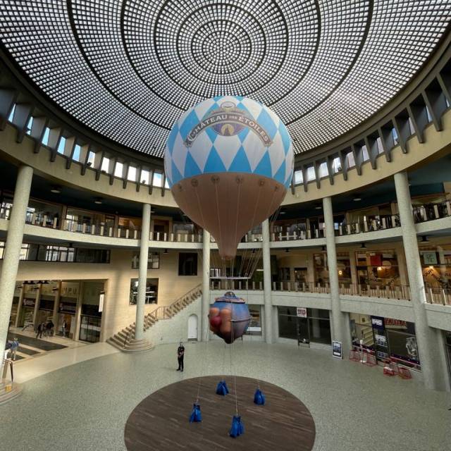 Grande structures gonflables à l’hélium Montgolfière gonflable à l'hélium en forme de 10 mètres de haut tirée de la bande dessinée steampunk Château des étoiles avec cockpit suspendu en dessous dans la Galerie Ravenstein réalisée pour l'éditeur Rue de Sèvres X-Treme Creations