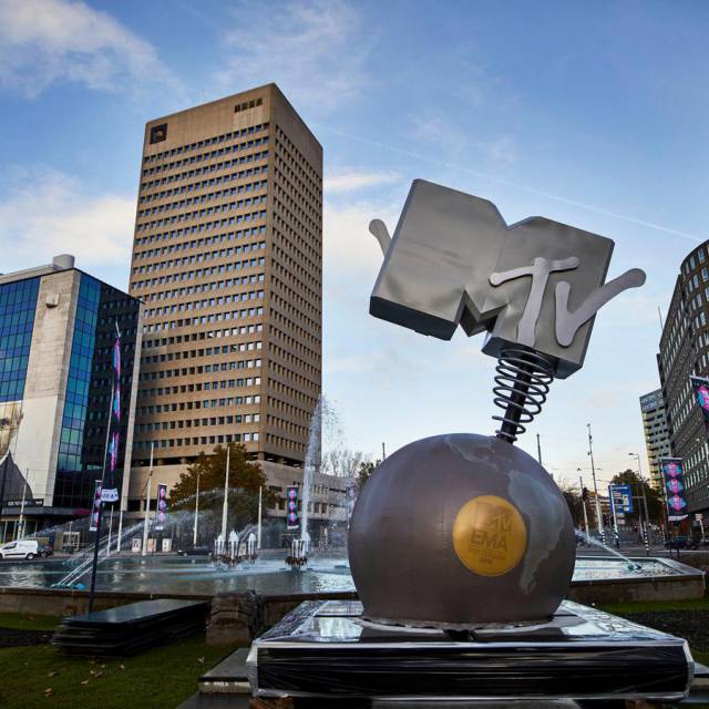 X-Treme Creations Inflatable MTV Globe for fountain with on the left background 2 buildings and on the right 2 buildings in the city of Rotterdam