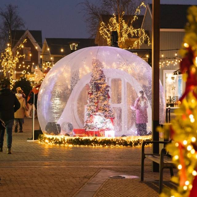 Riesige aufblasbare Stände Aufblasbare 4-Meter-Bubble mit Eingangsschleuse – als Fotobox für eine Disney-Weihnachtsshow in Batavia vermietet X-Treme Creations