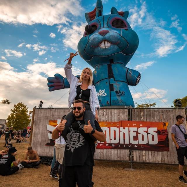 Große aufblasbare Tiere Der aufblasbare, 7 m hohe Hase Rusty begrüßt die Festivalbesucher auf einer Layer-Konstruktion X-Treme Creations