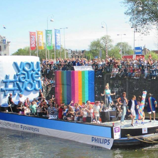 Riesige aufblasbare Wände Aufblasbare Werbetafel von 4 x 4 Metern mit 3D-Buchstaben auf einem Boot während der Pride in Amsterdam X-Treme Creations