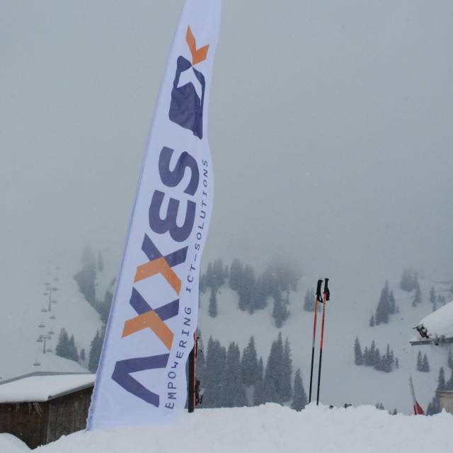 Großformatige bedruckte Fahnen ragbare kleine Beachflag Axxes in den französischen Alpen für die Agentur Meet Marcel X-Treme Creations