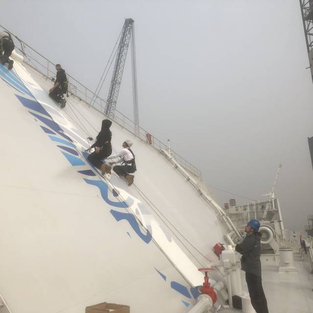 Großformatige bedruckte Aufkleber auf Papier Beklebung eines 600 m² großen Drachens auf dem Bauch des VLEC Marlin in Dalian X-Treme Creations