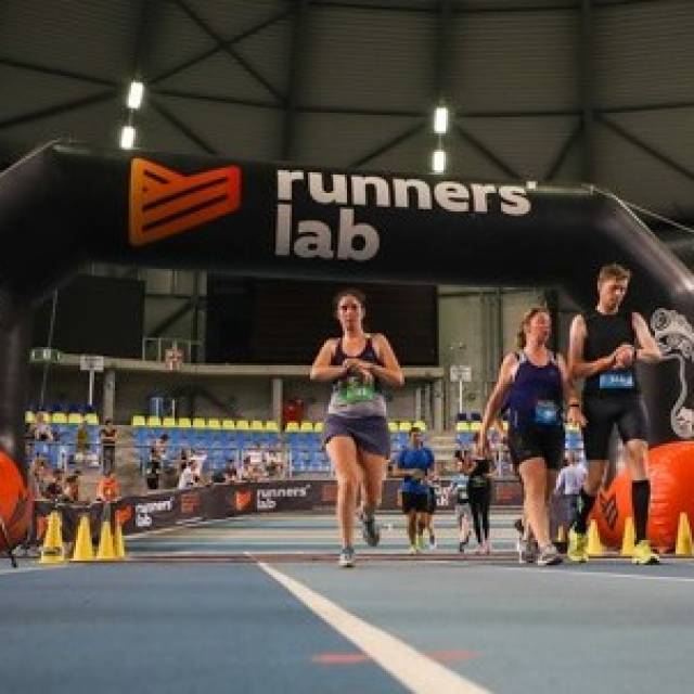 Riesige aufblasbare Bögen aufblasbarer Bogen 135° Runners' Lab während des Midzomernacht Run Indoor Gent X-Treme Creations