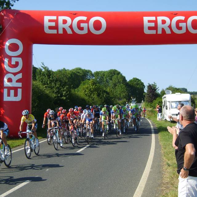 Riesige aufblasbare Bögen Aufblasbarer Bogen 90° ERGO Versicherungen 14 m breit und 7 m hoch während des Radwettbewerbs Tour de Luxembourg X-Treme Creations