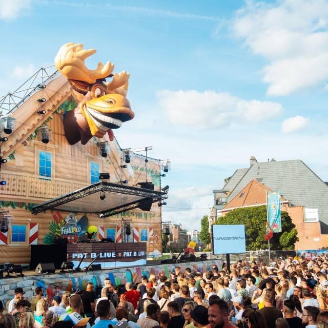 Combine print and inflatable inflatable moose on festival mainstage by festiloco in Ninove with inflatable animals and combination 2D and 3D with permanent blower X-Treme Creations