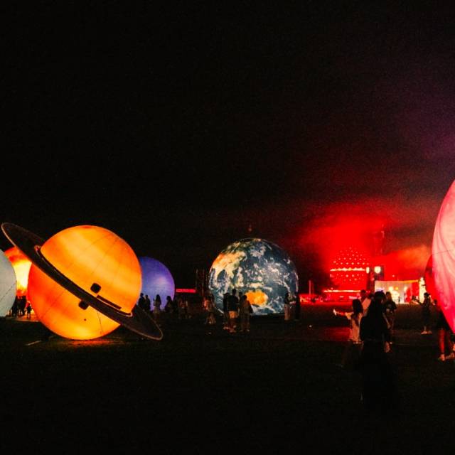 Sphères gonflables géantes Galaxie gonflable incluant également la planète Nibiru, illuminée en permanence pour l'extérieur X-Treme Creations