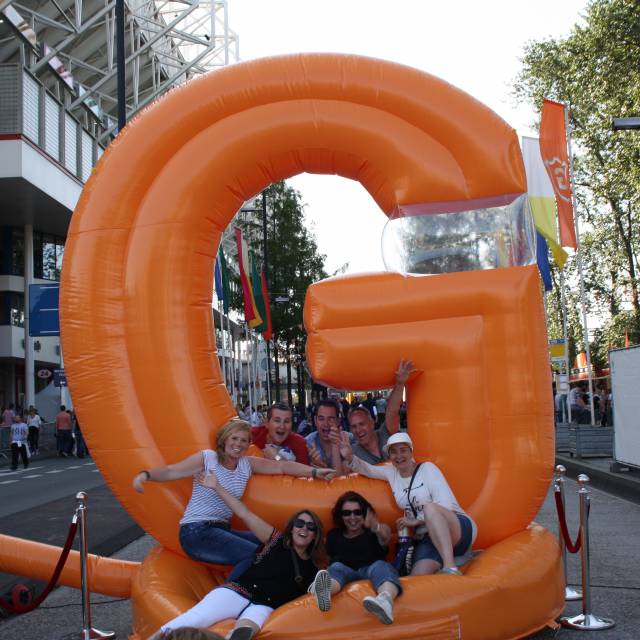Giant inflatable meubels Opblaasbare maatwerk sofa met een zachte letter G voor posts op de sociale media van concert bezoekers van de Nederlandse zanger Guus Meeuwis X-Treme Creations