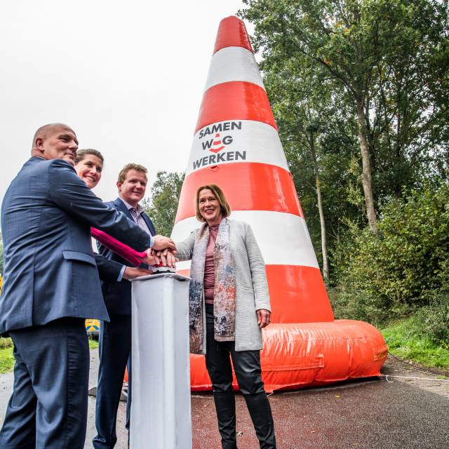 Aufblasbare Säule Aufblasbarer Kegel in 5 m Höhe, um die Einwohner zu informieren, wann in den Niederlanden mit den Straßenbauarbeiten begonnen wird X-Treme Creations