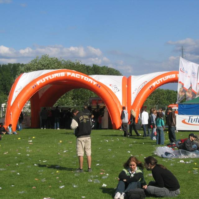 Riesige aufblasbare Zelte Aufblasbares Arkadendorf für die ING Bank auf dem belgischen Festivalgelände von der Agentur Demonstr8 X-Treme Creations