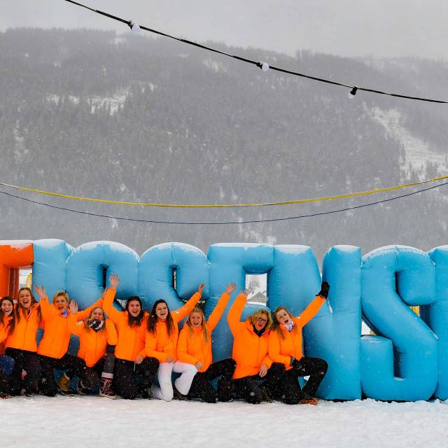 Riesige aufblasbare Logos Aufblasbares Logo Weißensee im Hintergrund des Teams, das den niederländischen Eislaufwettbewerb in Österreich organisiert X-Treme Creations
