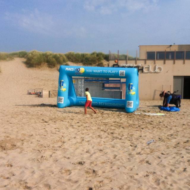 Riesige aufblasbare Spiele Aufblasbarer Torpfosten für die Marke Maes, Teil der Heineken-Gruppe, für eine Strandanimation entlang der belgischen Küste X-Treme Creations