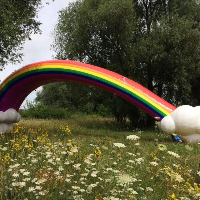 Giant inflatable bogen Asymmetrische Opblaasbare Boog in de vorm van een regenboog met wolken als voeten voor de Pride in Amsterdam  X-Treme Creations