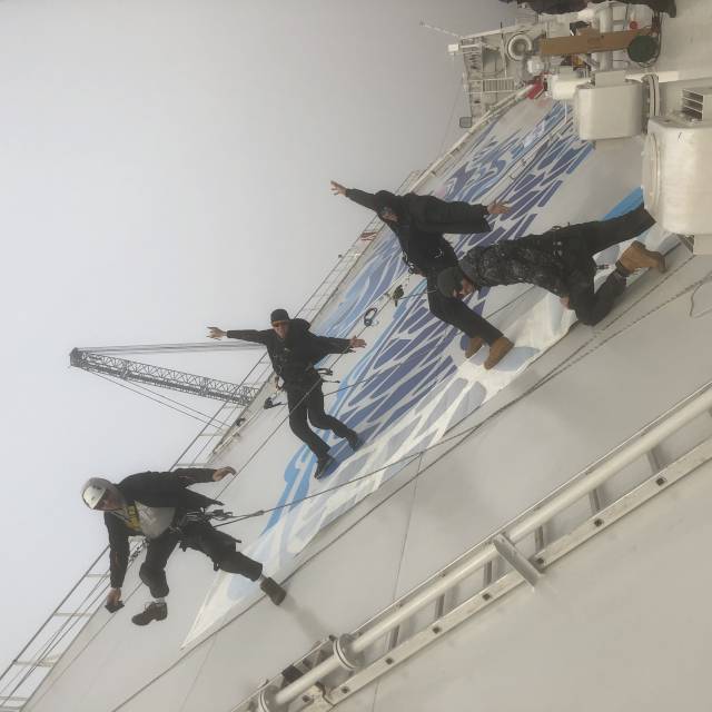 Großformatige bedruckte Aufkleber auf Papier Beklebung eines 600 m² großen Drachens des VLEC Marlin in Dalian, da das Team verrückt spielt X-Treme Creations