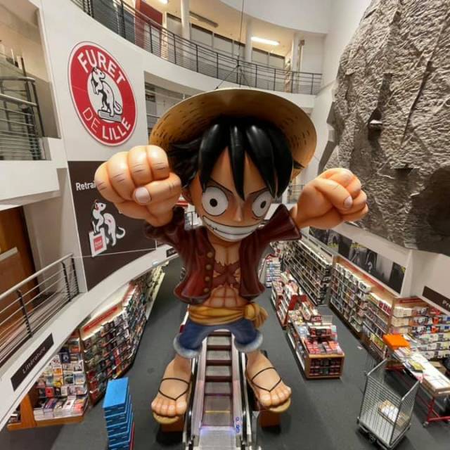 Giant inflatable mascottes et personages manga gonflable en auto-ventilé One Piece Luffy de 5 m de haut distribué par les Editions Glénat et installé à l'intérieur de la plus grande bibliothèque Le Furêt du Nord en France X-Treme Creations