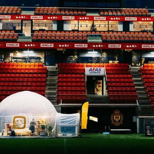 Riesige aufblasbare Stände Aufblasbarer Schlafbereich in einer Blase mit 6 Metern Durchmesser, um ein Fußballspiel in einem belgischen Fußballstadion zu verfolgen X-Treme Creations