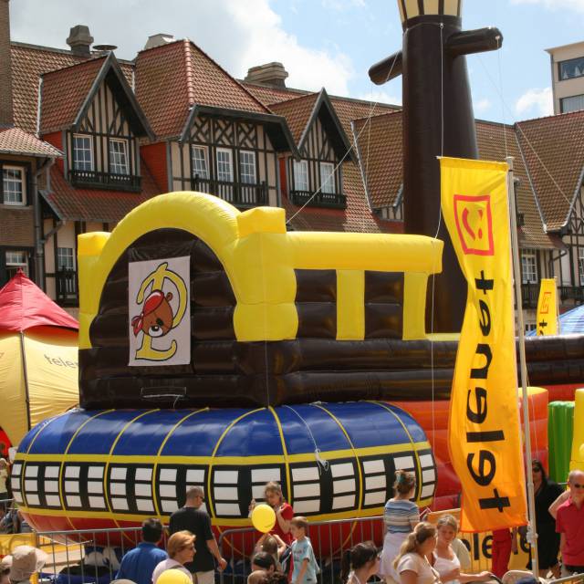 Giant inflatable games Opblaasbare Obstacle Run op maat gemaakt voor Piet de piraat een beroemd personage van Studio 100 Entertainment X-Treme Creations