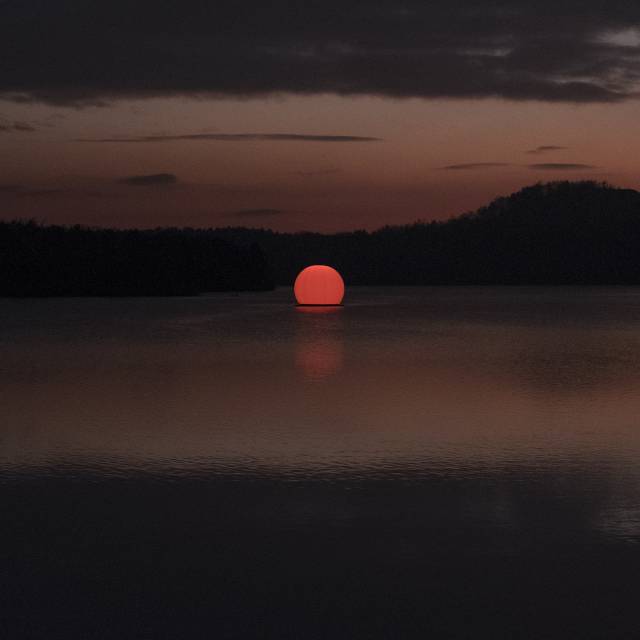 Sphères gonflables géantes coucher de soleil gonflable avec éclairage interne fourni par la société d'artistes Haute Cuisine installée en permanence sur le lac Molse Meren avec projection X-Treme Creations