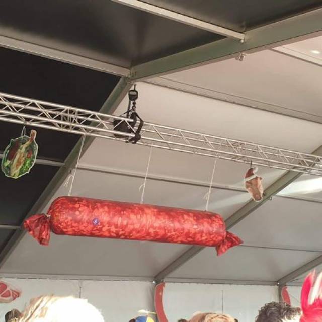 Agrandissement de produits gonflables miniatures à air captif Salami saucisse gonflable à air captif de 3 m de long avec housse de protection supplémentaire pendant le festival Kamping Kitsch X-Treme Creations