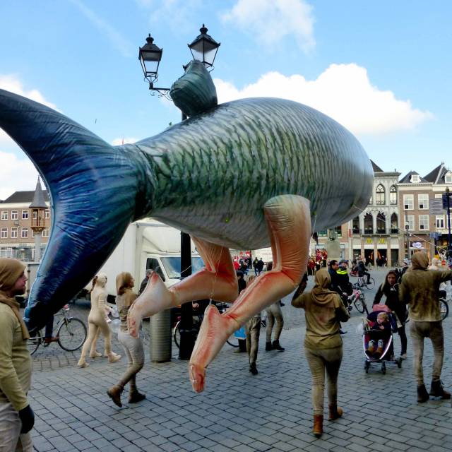 Riesige aufblasbare Heliumstrukturen Aufblasbare Helium-Fischgeschichte mit zwei weiblichen Beinen vom niederländischen Maler Hieronymus Bosch im Rahmen der 500-Jahr-Feierlichkeiten nach dem Tod des berühmten Malers in der Stadt 's-Hertogenbosch X-Treme Creations