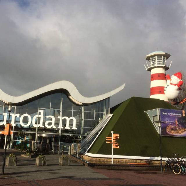 Citymarketing Giant inflatables Inflatable 6 meter high snowman at the iconic lighthouse of Den Haag X-Treme Creations