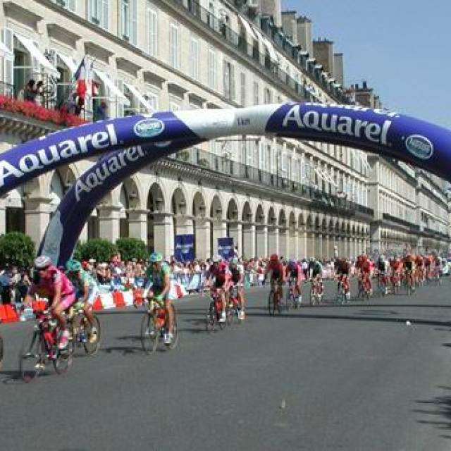 Arches gonflables géantes Arche gonflable hybride 4 pieds Aquarel lors du dernier km du Tour de France arrivée à Paris commandée par Amaury Sport Organisation et conçue par les architectes Patrick Mellet et Martin Francis X-Treme Creations