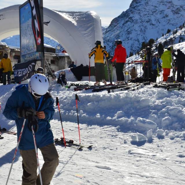 Gonflable géant Arcadome tente gonflable sur mesure Megarcadome de 60 m² en auto-ventilé inventé par Jacky Delgueldre sur les pistes de ski en Suisse X-Treme Creations