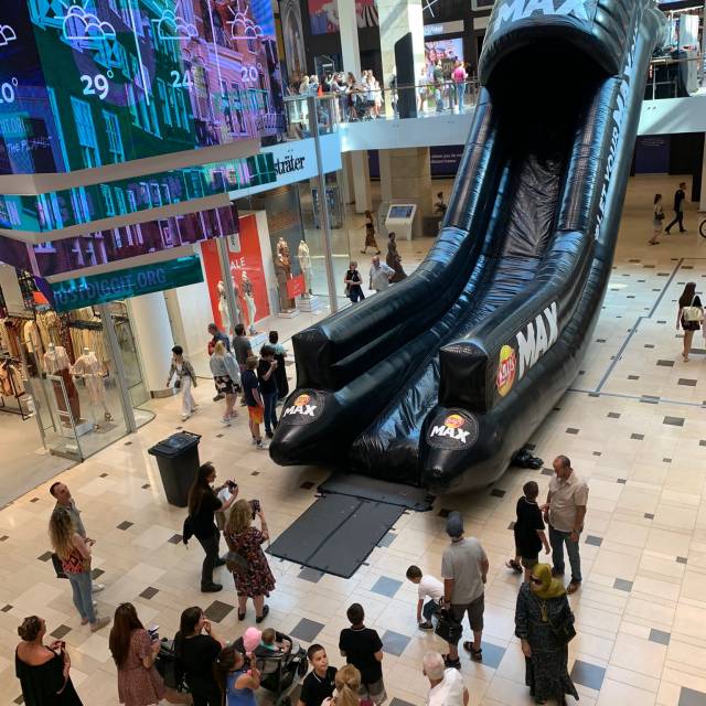 Giant inflatable games opblaasbare glijbaan Pepsi Max in winkelcentrum Utrecht als merkactivatie voor reclame bureau Harder, Better, Stronger X-Treme Creations