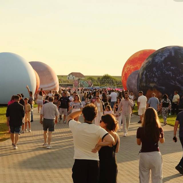 Sphères gonflables géantes Planètes gonflables Terre, Neptune et Saturne ainsi que le Soleil de notre système solaire, vus depuis Nibiru en plein jour X-Treme Creations
