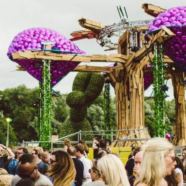 Grote opblaasbare dieren balloon dog 6 m lang tijdens Nederlands festival in een groene camoeflage print X-Treme Creations