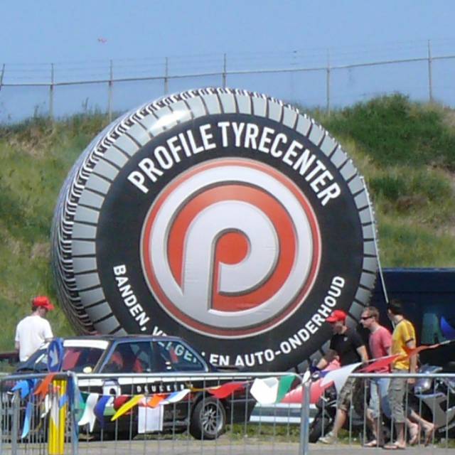 Giant inflatable productuitvergroting Opblaasbare gigantische autoband 5 m Profile Tyre Center langs het racecircuit in Nederland X-Treme Creations