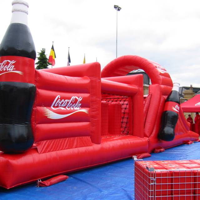 Giant inflatable games opblaasbare hindernisbaan met 3 dimensionale profielvorm Coca-Cola flesjes X-Treme Creations