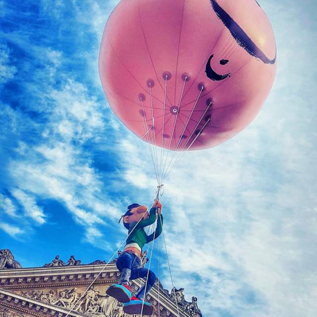 Sphères gonflables géantes Ballon gonflable rempli d'hélium de 4 mètres de diamètre soulevant accidentellement le célèbre personnage de bande dessinée Gaston Lagaffe d'André Franquin sa réplique durant la Balloon Day à Bruxelles X-Treme Creations