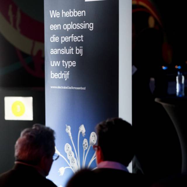 Large format print displays close-up van een dubbele roll-up tijdens een bijeenkomst van GDF Suez X-Treme Creations