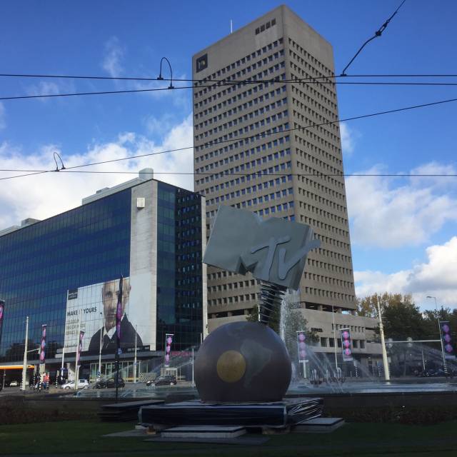 Sphères gonflables géantes globe gonflable lors des MTV Awards EMEA en co-création avec des projets VKN comprenant un poteau métallique de 6 m de haut et des lettres en bois 3D dans le centre-ville de Rotterdam X-Treme Creations