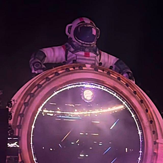 Combinez impression et matériel gonflable écran LED circulaire géant surmonté du buste gonflable d'un astronaute, lors du festival Nibiru X-Treme Creations