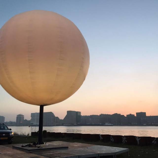 Sphères gonflables géantes soleil gonflable en auto-ventilé illuminé de l'intérieur dans le cadre d'une exposition extérieure sur notre univers à proximité de Het IJ à Amsterdam X-Treme Creations