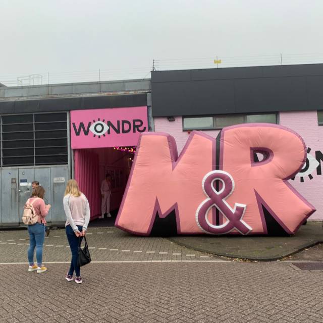 Riesige aufblasbare Logos Aufblasbares Logo der Zwillingsschwestern Mylene & Rosanna, junge niederländische Künstler und Vlogger, neben dem Eingang ihrer Show X-Treme Creations